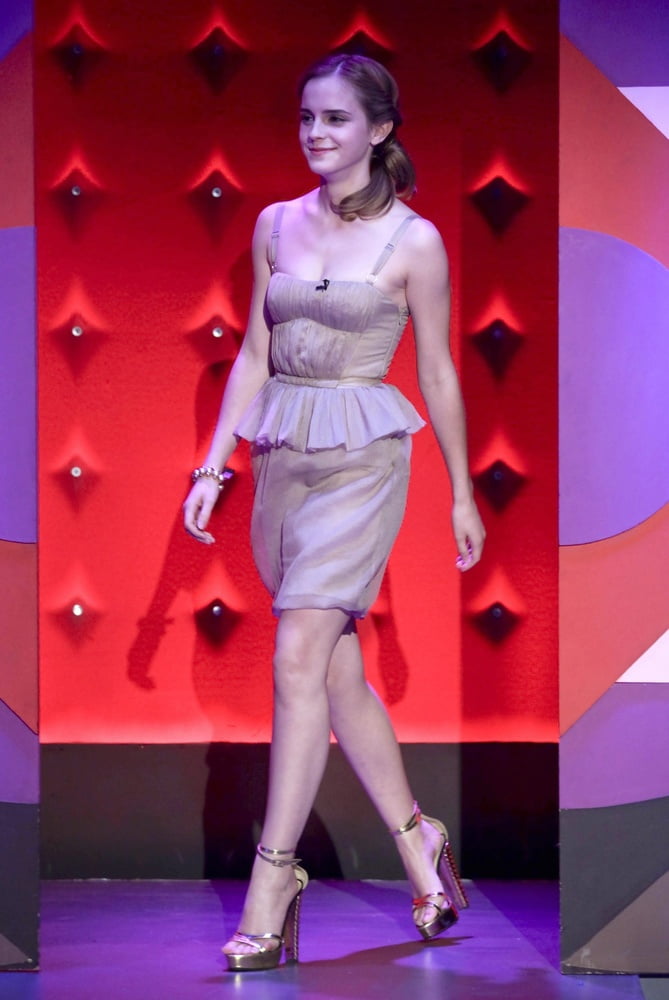 7EBOV8Fh Emma Watson feet 27.jpg